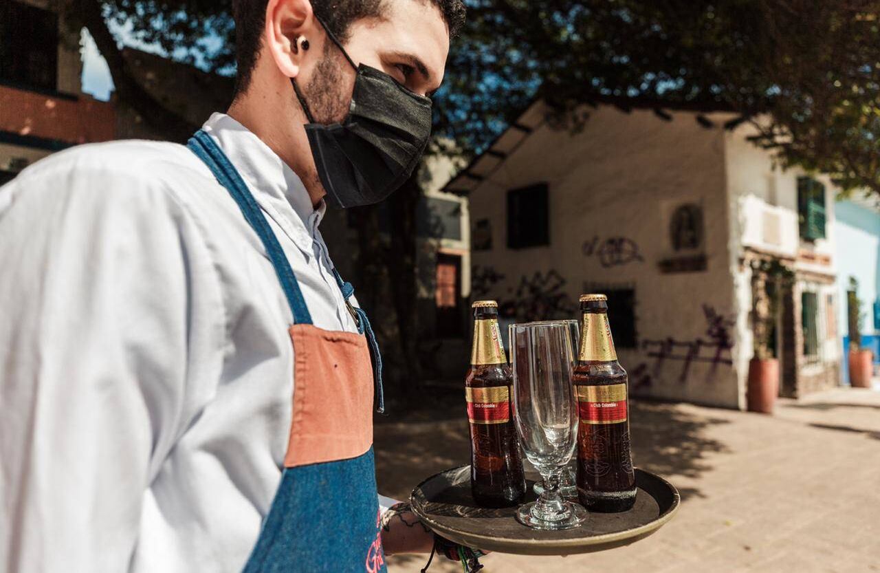 Los comensales y empleados de los restaurantes y gastrobares habilitados deberán cumplir estrictamente los protocolos de bioseguridad como el distanciamiento social y la digitalización de las cartas. Foto: Karen Salamanca