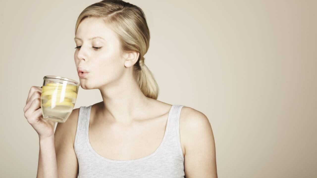 El limón se debe mezclar con agua tibia, ni muy fría y tampoco hervida, para tener mejores beneficios. Foto Gettyimages.