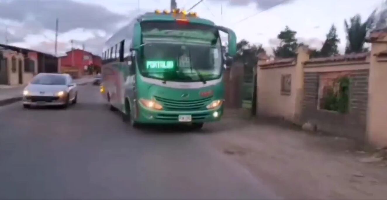 El conductor invade el carril contrario y se va de frente contra los motociclistas.