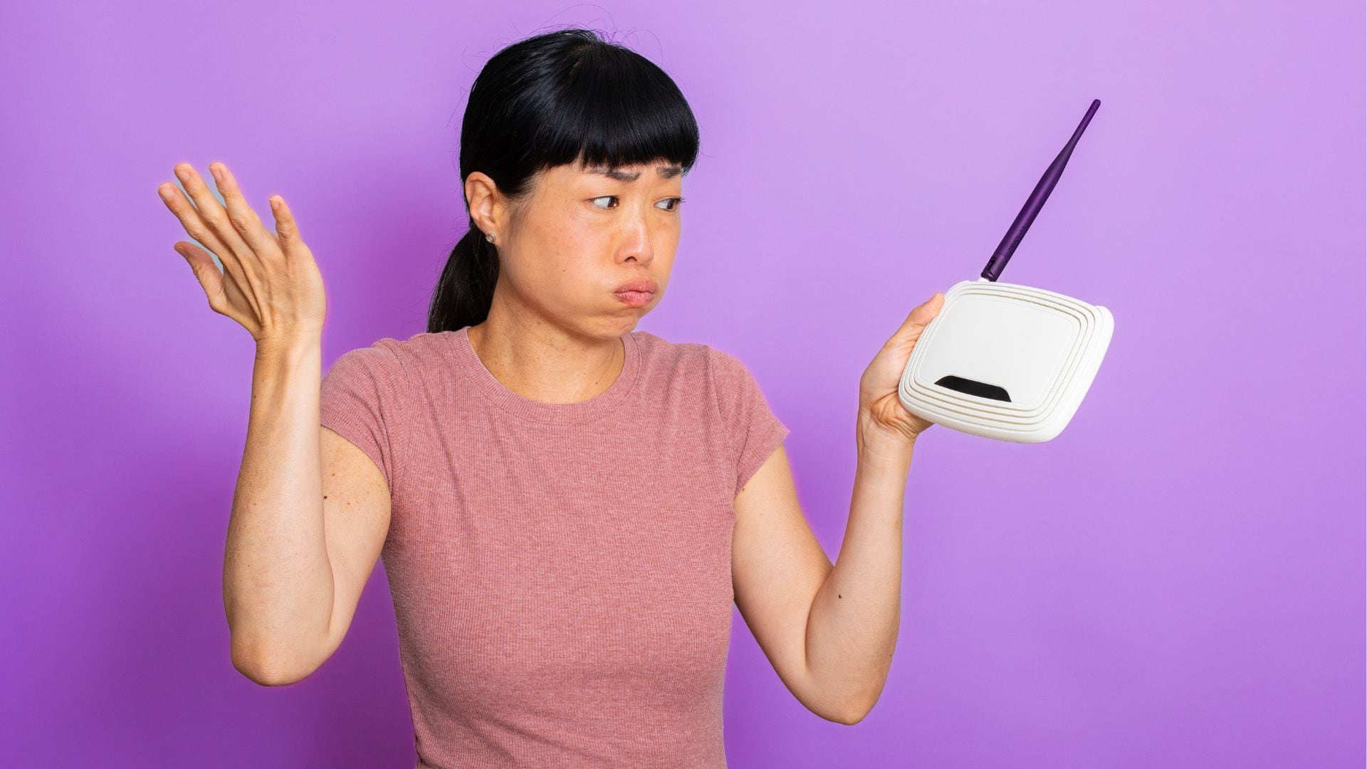 Muchas personas experimentan interferencias o lentitud en su conexión a internet, especialmente durante la noche.