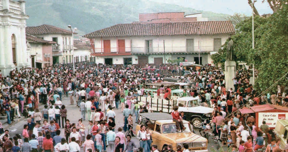Un domingo concurrido en Envigado, que solo hasta 1814 se convirtió en municipio con cerca de 9.000 habitantes.