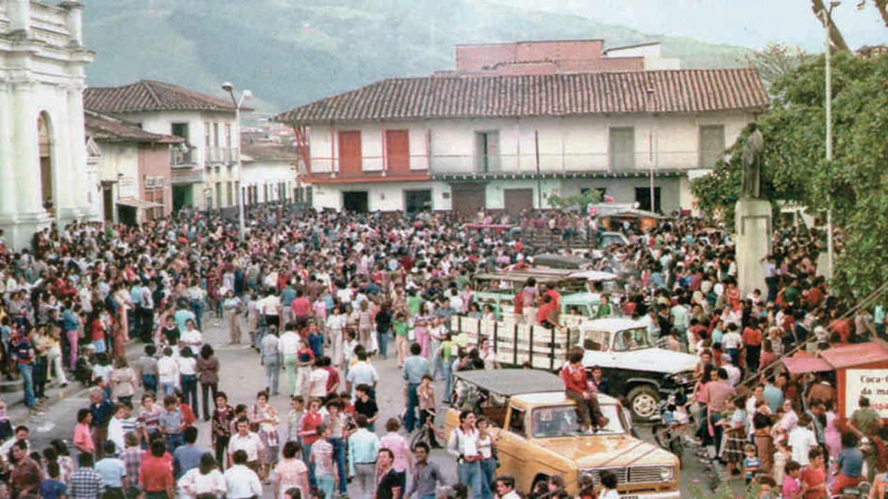 Un domingo concurrido en Envigado, que solo hasta 1814 se convirtió en municipio con cerca de 9.000 habitantes.