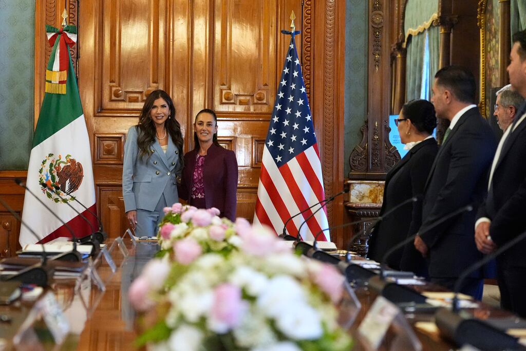 La secretaria de Seguridad Nacional de Estados Unidos, Kristi Noem (izquierda), y la presidenta mexicana, Claudia Sheinbaum, posan para fotos en el Palacio Nacional en la Ciudad de México, el viernes 28 de marzo de 2025. (Foto AP/Alex Brandon)