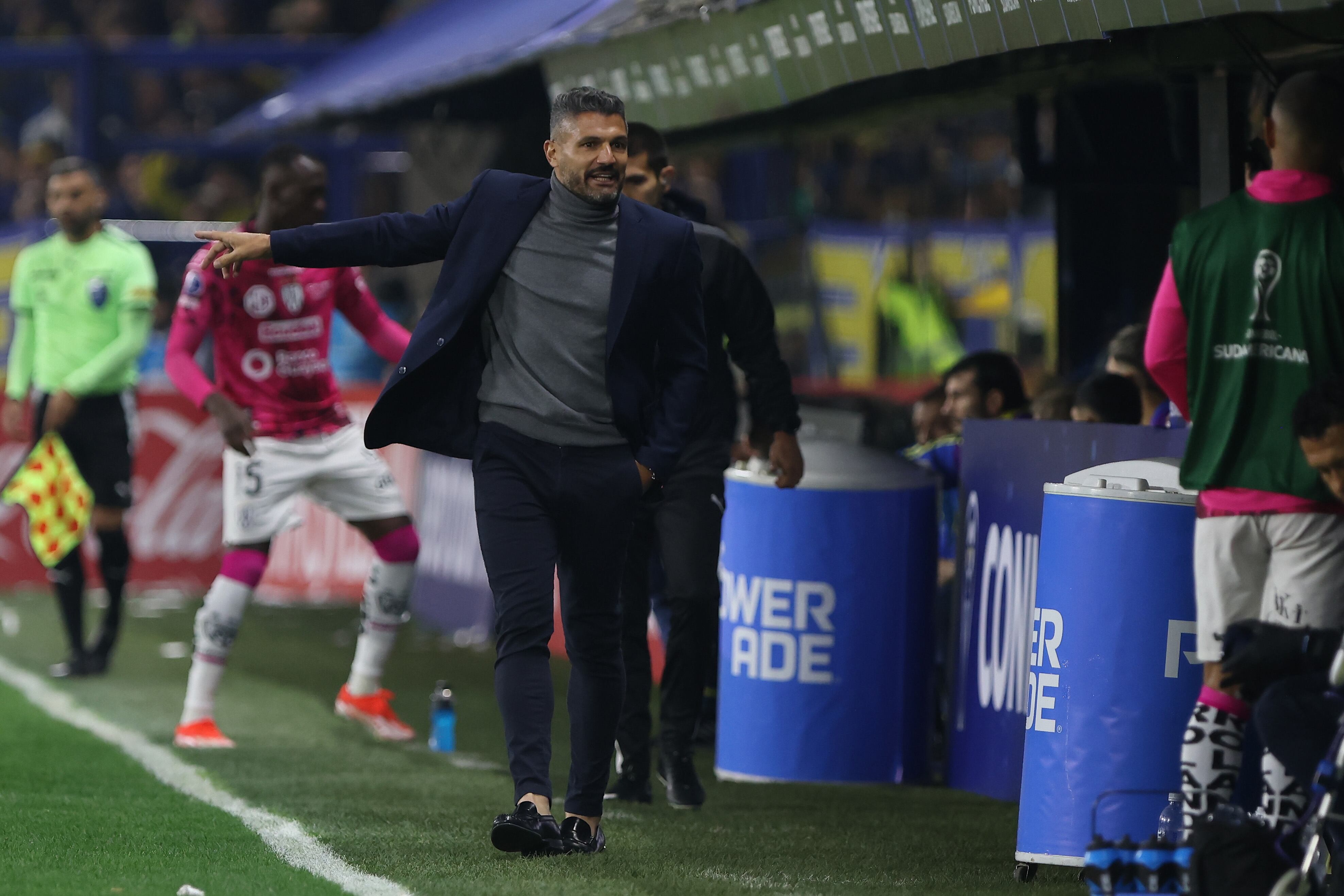 El entrenador Javier Gandolfi de Independiente del Valle reacciona durante el partido de la Copa CONMEBOL Sudamericana 2024 entre Boca Juniors e Independiente del Valle en el Estadio Alberto J. Armando el 24 de julio de 2024 en Buenos Aires, Argentina.