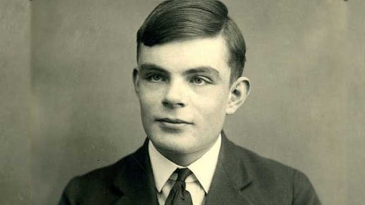 El matemático Alan Turing fue condenado por mantener relaciones con un hombre de 19 años, en 1952. Dos años más tarde se suicidó con cianuro.