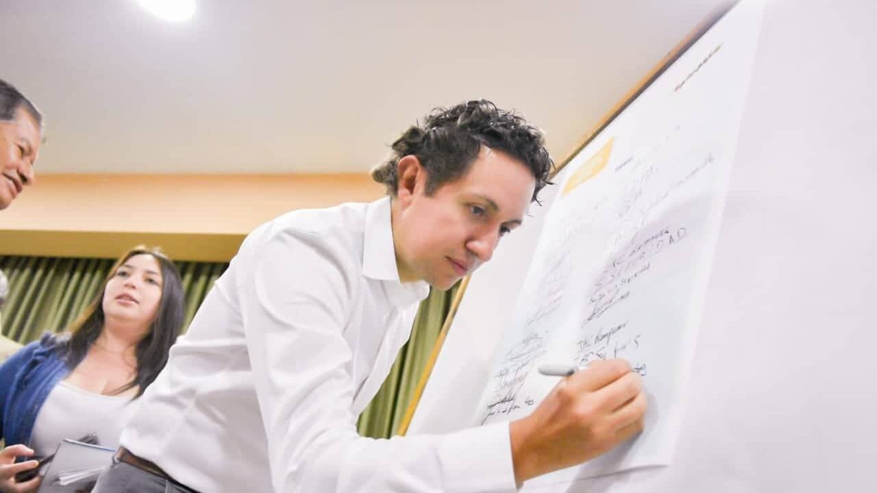 El secretario de Gobierno, Felipe Jiménez, firmó en nombre del Distrito, el acuerdo con los comerciantes y vendedores informales.