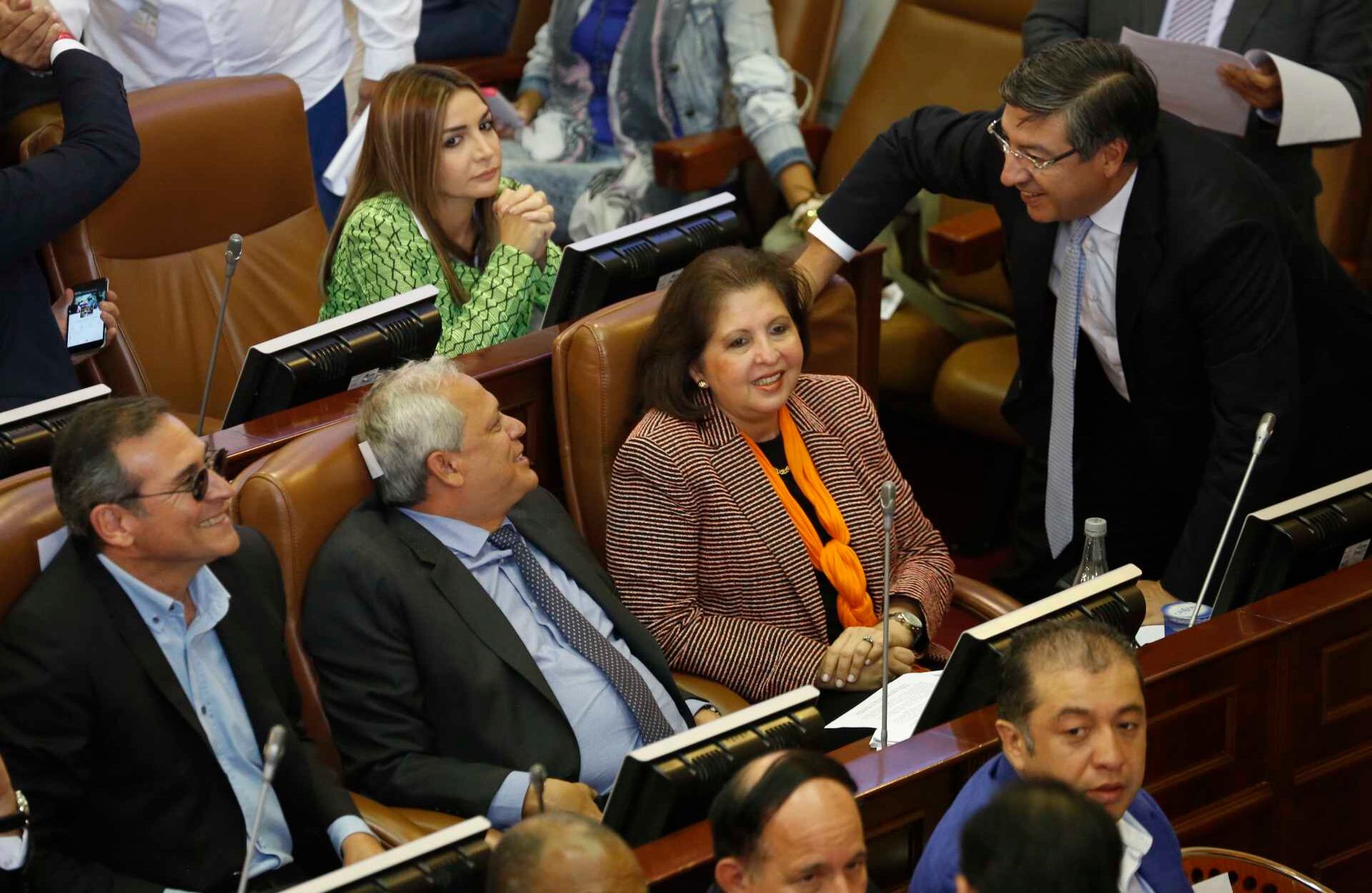 La bancada conservadora Juan Manuel Corzo, Hernán Andrade, Nora García Burgos, y Jorge Pedraza mientras escuchan a las víctimas. / Foto: Guillermo Torres / SEMANA. 