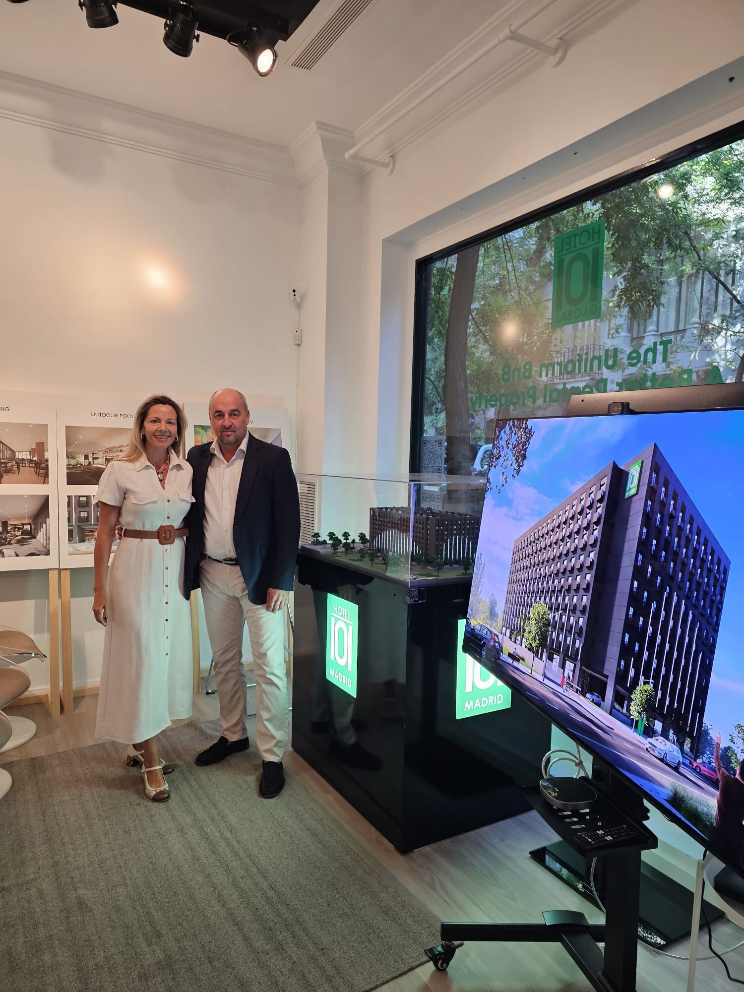 Piedad Castillo y Javier Aguilar, fundadores de Doxa en la presentación oficial del Hotel 101 en Madrid.