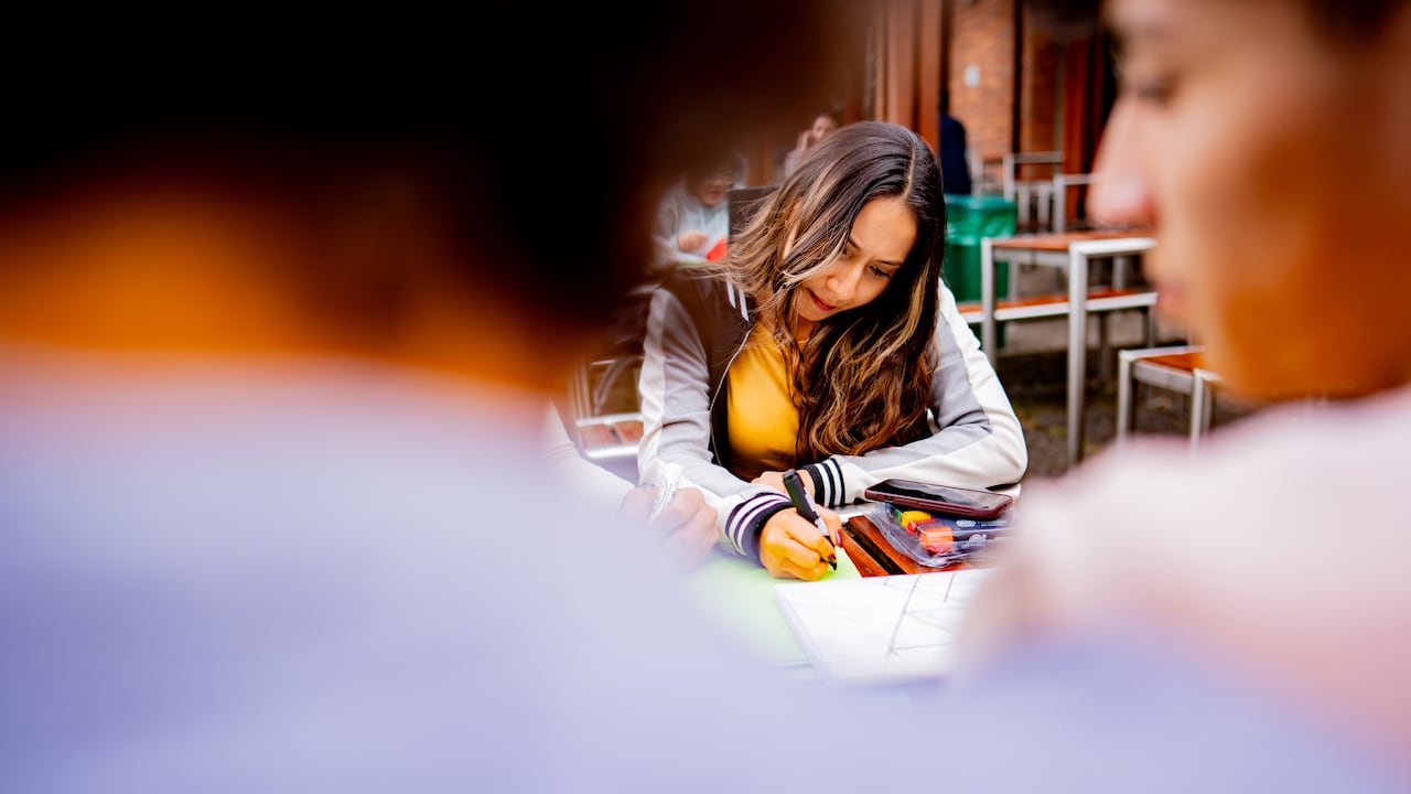 Aprender continuamente, resolver problemas, trabajar con nuevas tecnologías, comunicarse y adaptarse a distintos contextos adquieren así una importancia creciente dentro de la conversación sobre educación y empleo.