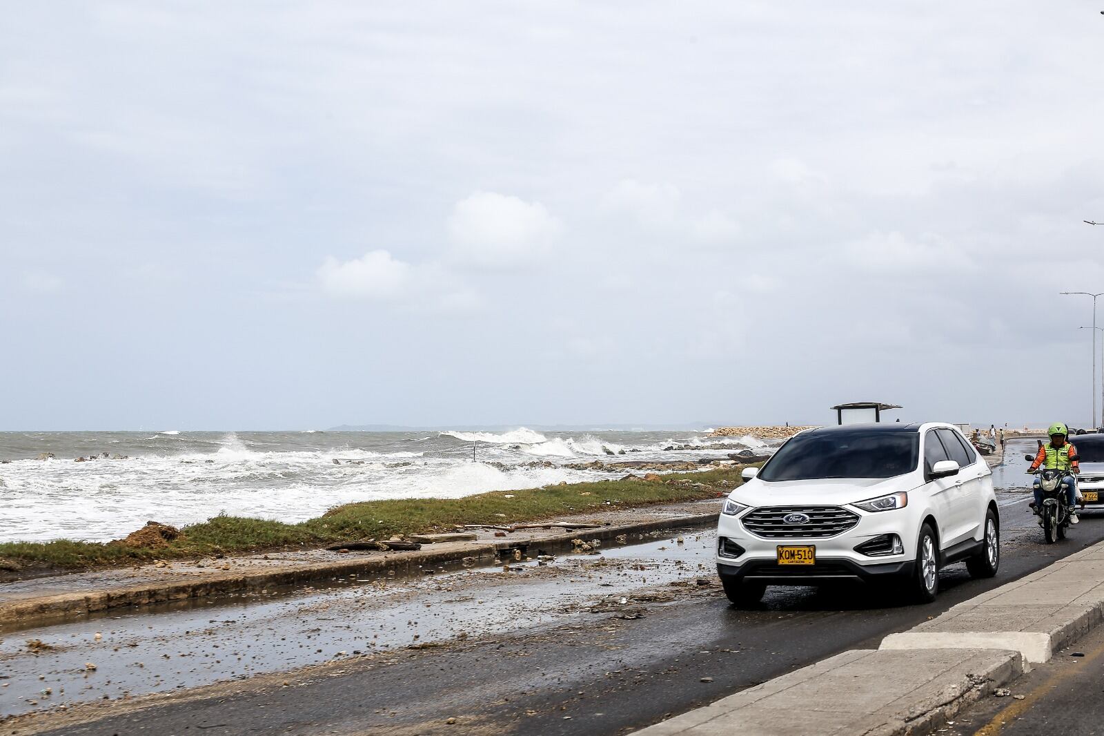 El agua incursionó en vías y avenidas