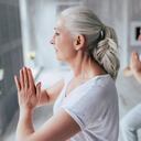 Compensar salud redobla esfuerzos para priorizar la atención de la población afiliada mayor de 70 años, ofreciéndoles líneas y rutas exclusivas, entre las que se destaca la entrega de medicamentos a domicilio.