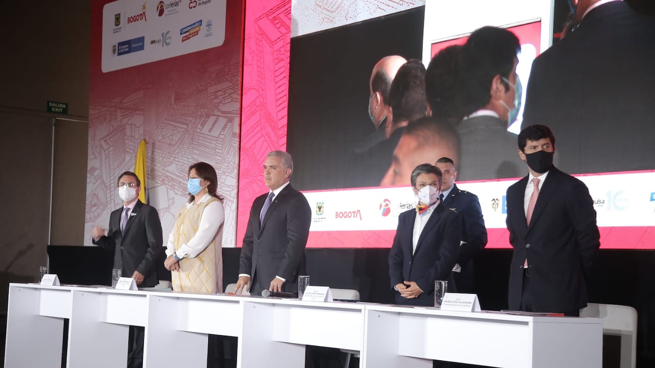 Presidente Iván Duque, la alcaldesa Claudia López y la ministra de Comercio, María Ximena Lombana, en la firma del memorando de entendimiento.
