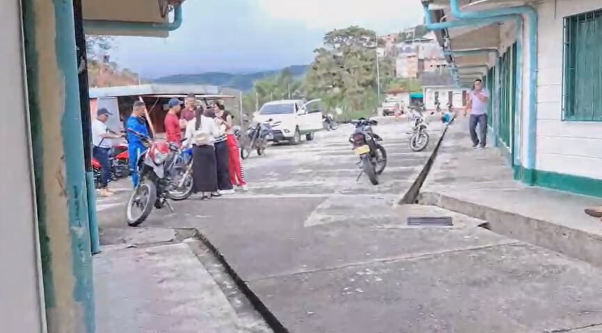 Familias desplazadas en Anorí, Antioquia, por enfrentamientos de grupos armados y asesinatos.