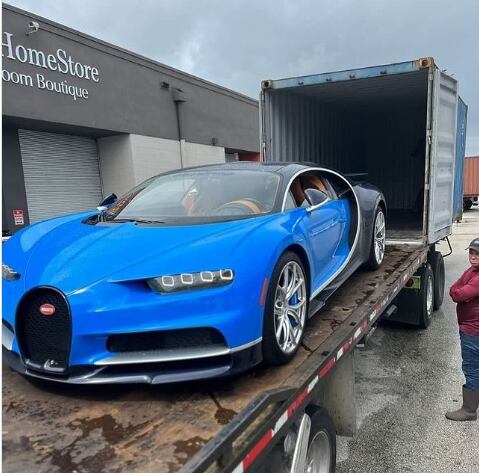 El vehículo, de color azul, está avaluado en casi US$3,6 millones y será importado a Colombia en un container desde Miami a la ciudad de Medellín.