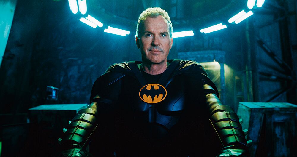 Quienes admiraron el Batman de Michael Keaton, en 1989 y en 1992, gozarán. Y Ezra Miller impresiona en su entrega doble, matizada y loca.