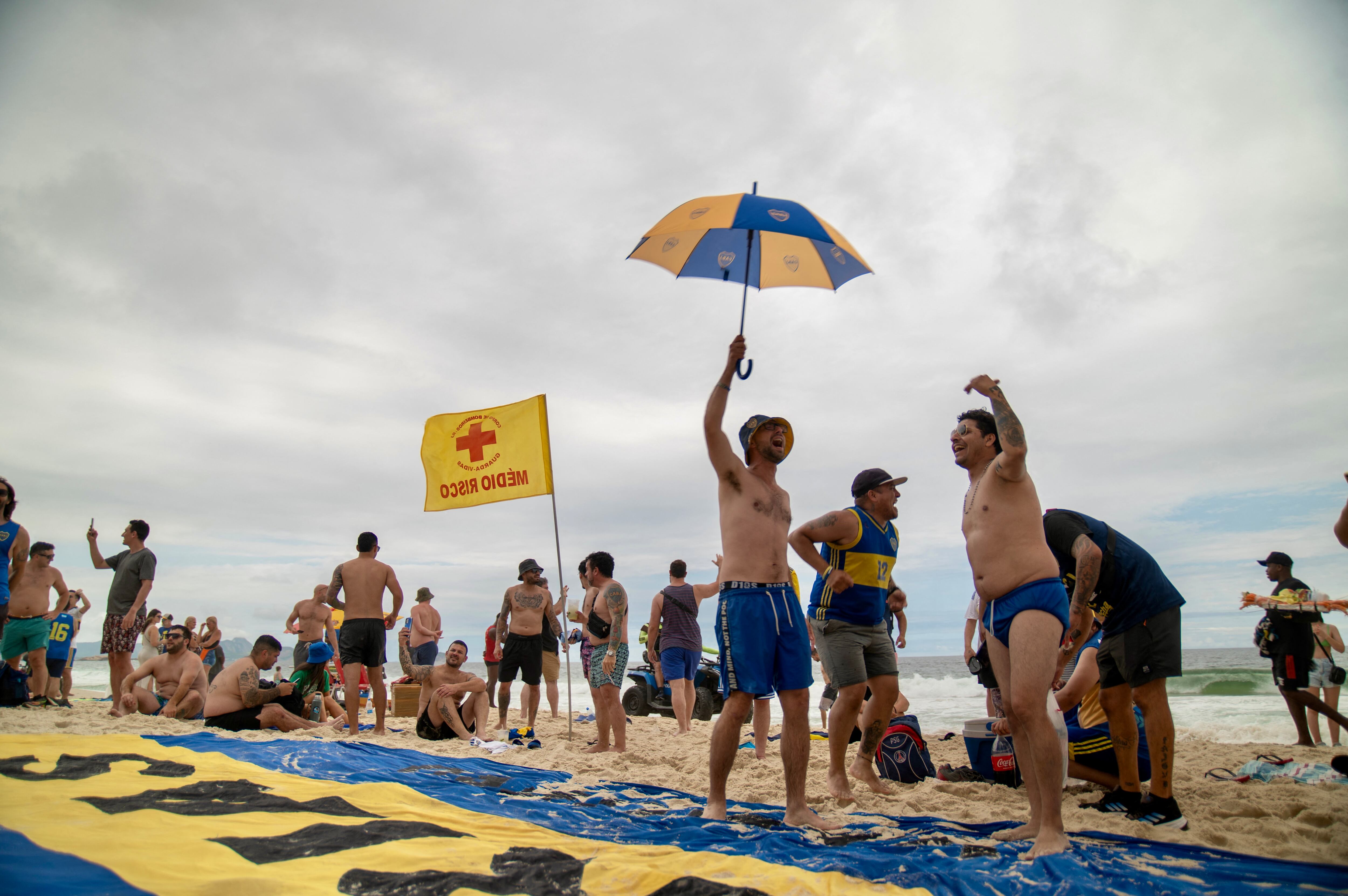 Aficionados del Boca Juniors argentino disfrutan de la playa de Copacabana en Río de Janeiro, Brasil, el 2 de noviembre de 2023, antes del partido final de la Copa Libertadoreas contra el Fluminense el próximo 4 de noviembre.