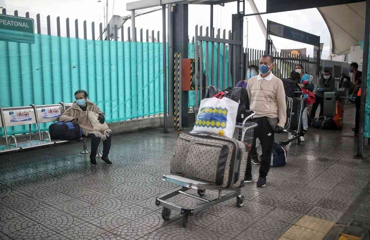 Ciudadanos venezolanos decidieron salir de Bogotá tomando un bus desde la terminal del norte. Foto: Esteban Vega/SEMANA
