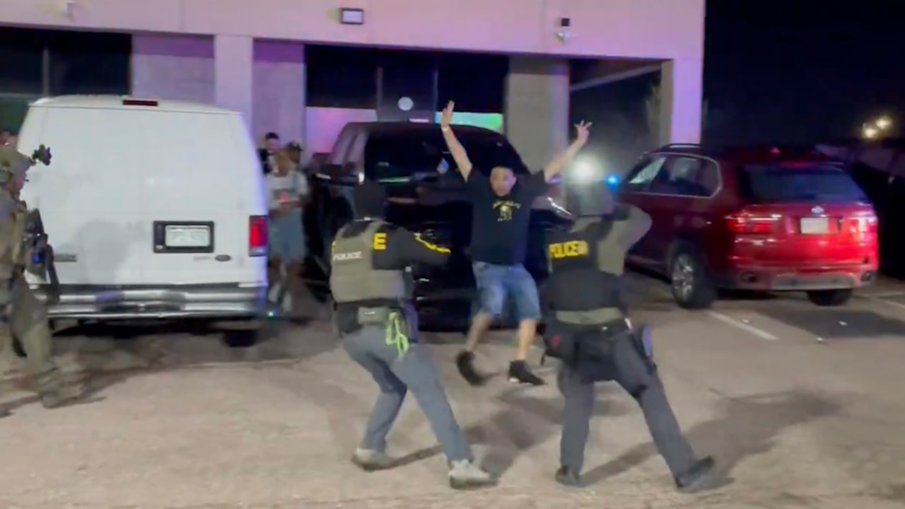 En esta imagen, tomada de un video publicado por la DEA, agentes detienen a un cliente en un club nocturno donde se realizó una redada el domingo 27 de abril de 2025 en Colorado Springs, Colorado. (DeA, vía AP)