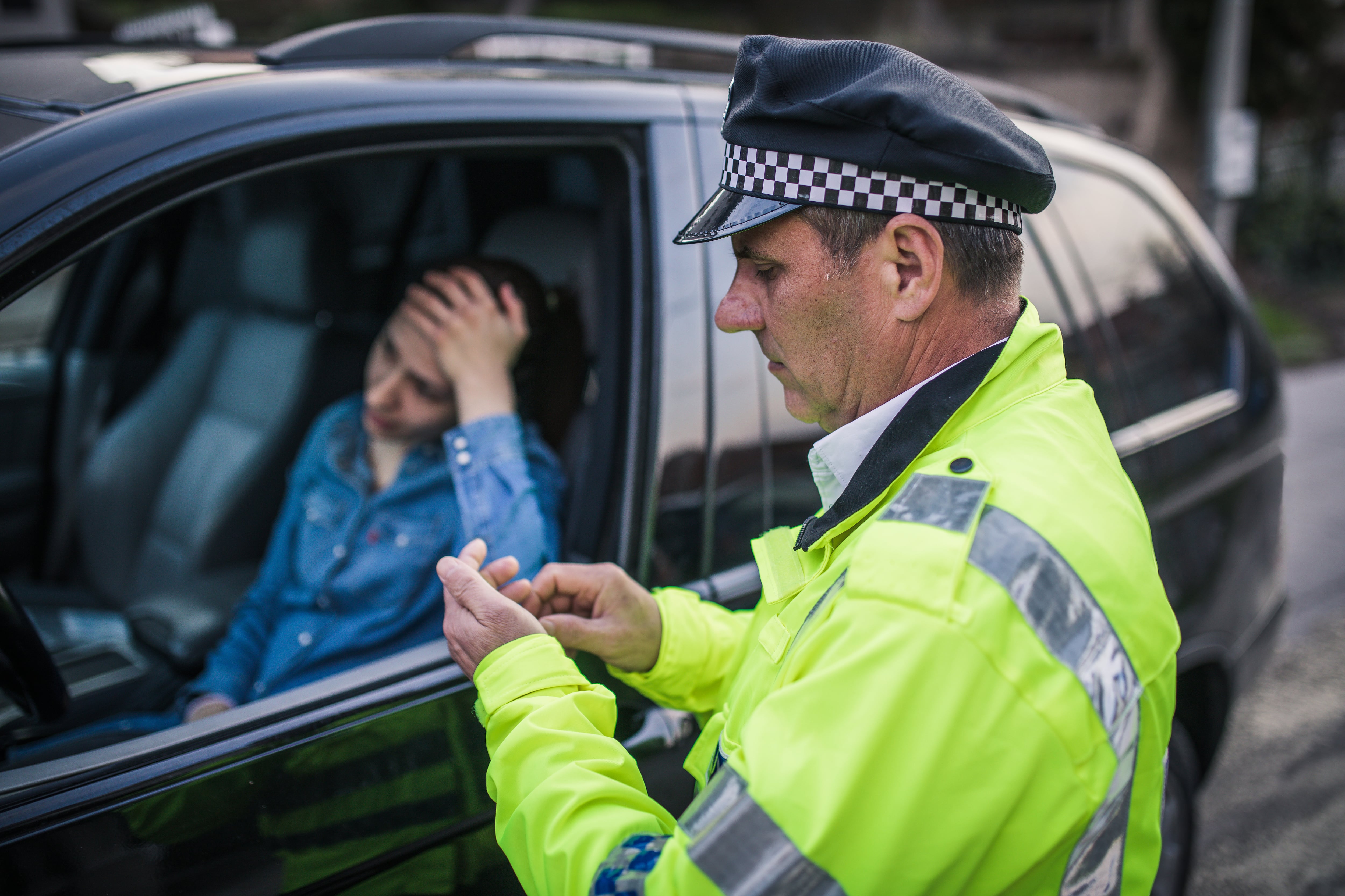 Estados Unidos anunció una nueva sanción que penalizará con cárcel y una multa fija de 500 dólares a quienes conduzcan sin licencia a partir de julio de 2025