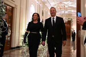 (ARCHIVOS) La vicepresidenta estadounidense Kamala Harris y el segundo caballero Doug Emhoff llegan a una recepción para los homenajeados del Centro Kennedy en el Salón Este de la Casa Blanca en Washington, DC, el 4 de di
