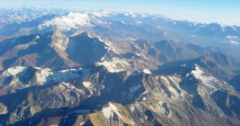 Cordillera de los Andes: símbolo que representa en color blanco de la bandera de Chile.