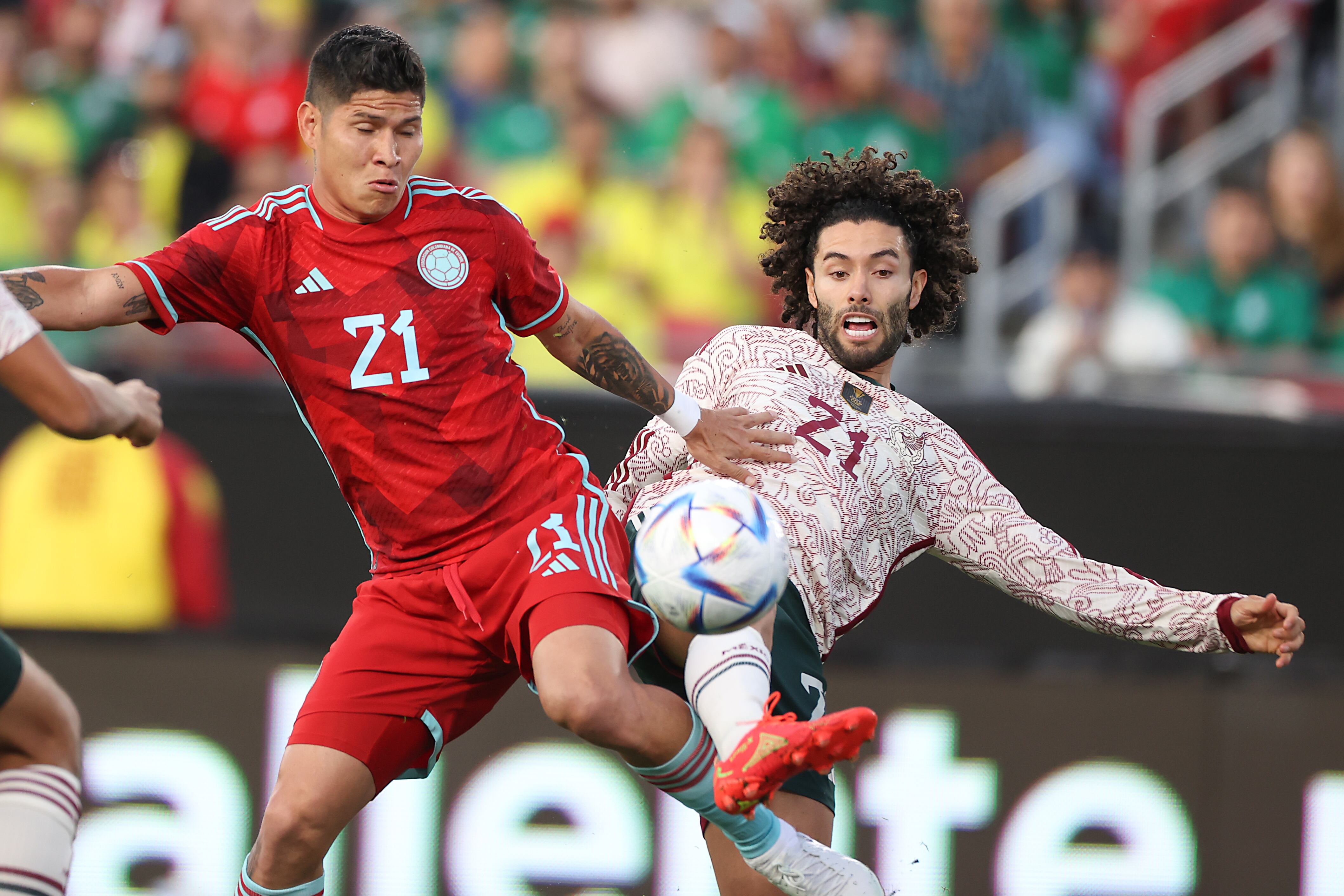 LOS ÁNGELES, CALIFORNIA - 16 DE DICIEMBRE: César Huerta # 21 de México dispara a portería durante el partido amistoso internacional entre Colombia y México en Los Angeles Memorial Coliseum el 16 de diciembre de 2023 en Los Ángeles, California. (Foto de Omar Vega/Getty Images)