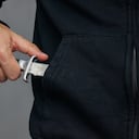 bandido saca su navaja de bolsillo a las amenazas. un ladrón con un cuchillo en la sudadera con capucha. mafia.