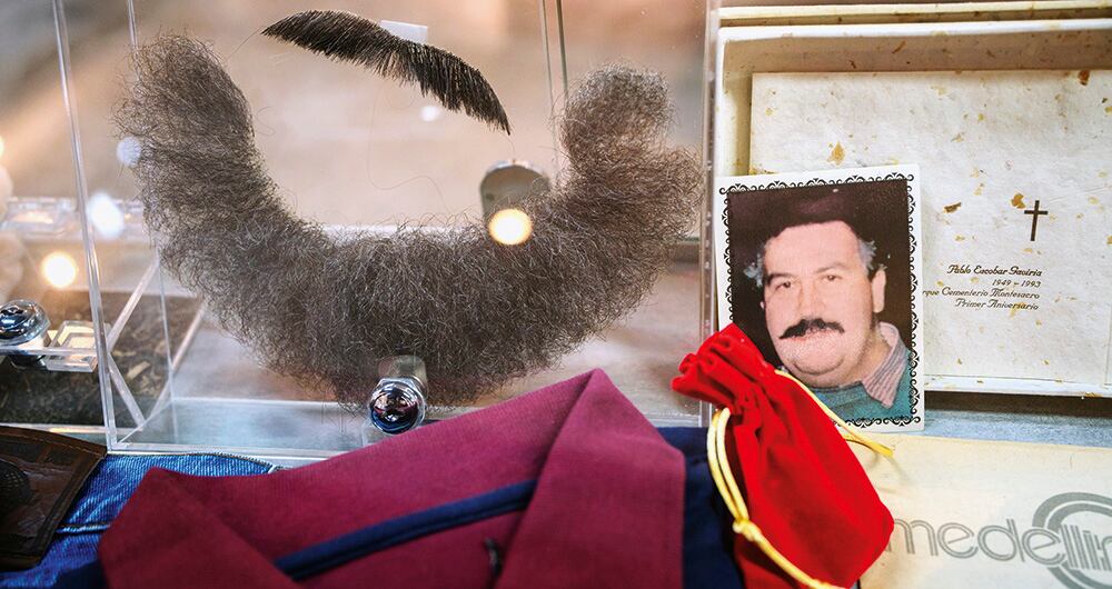 Alba Marina Escobar tiene en su poder varias pertenencias de su hermano, entre ellas la barba postiza que utilizó Pablo en La Catedral mientras estuvo preso. 