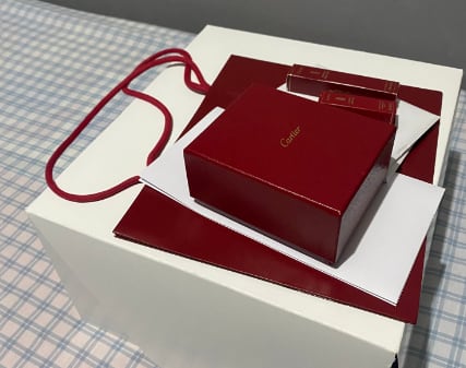 Hombre compró aretes Cartier a precio económico por error de etiqueta de Cartier