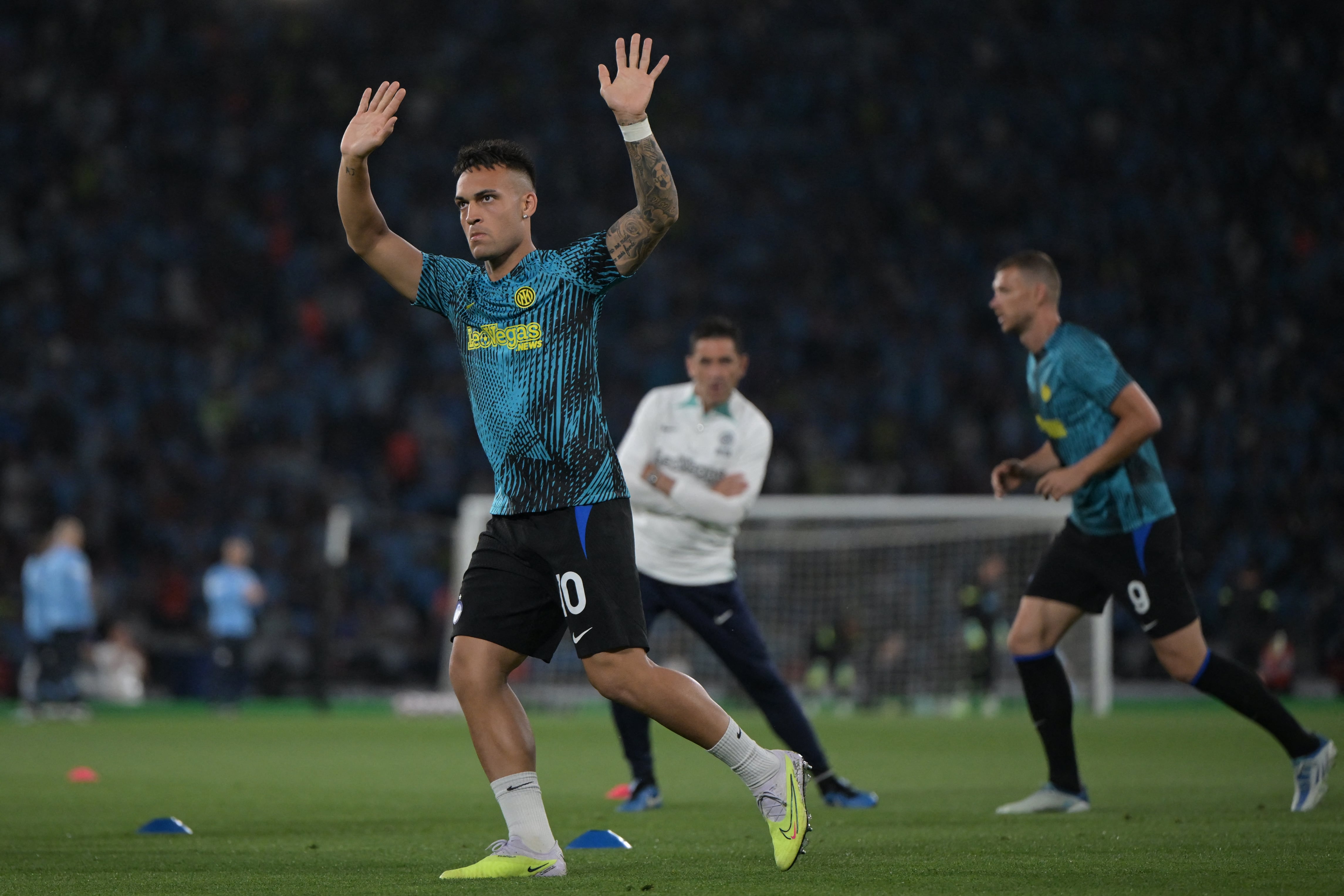 Jugadores del Inter Calientan antes de disputar la final de la Champions League.