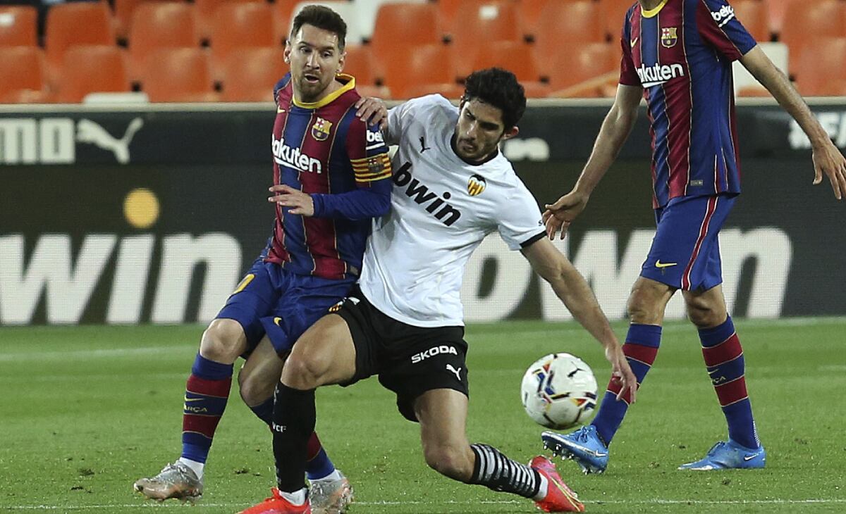 Valencia vs. Barcelona - Liga española. Foto: AP / Alberto Saiz