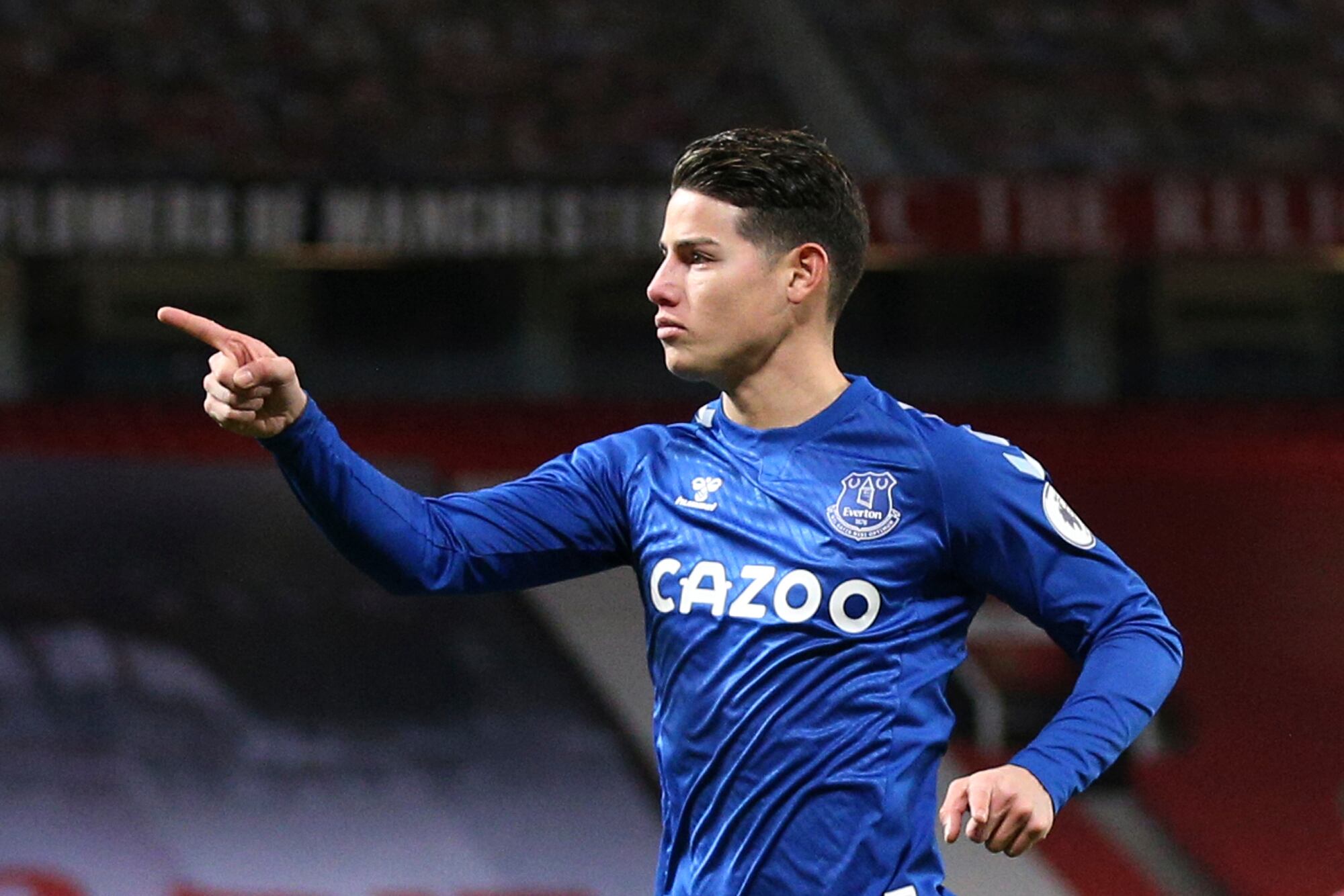 James Rodríguez del Everton celebra después de anotar el segundo gol de su equipo durante un partido de fútbol de la Premier League inglesa entre Manchester United y Everton en el estadio Old Trafford en Manchester, Inglaterra, el sábado de febrero. 6 de febrero de 2021 (Alex Pantling / Pool vía AP)