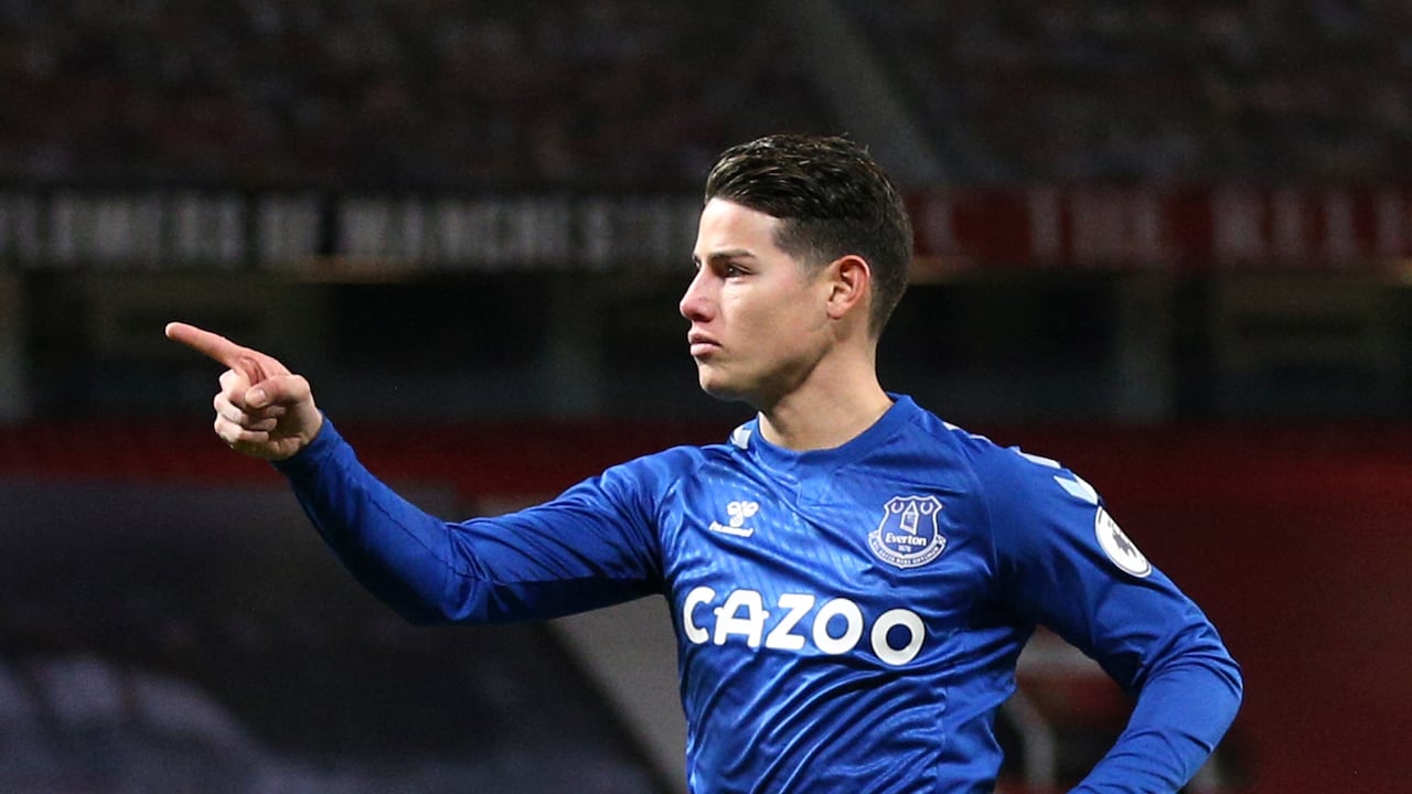 James Rodríguez del Everton celebra después de anotar el segundo gol de su equipo durante un partido de fútbol de la Premier League inglesa entre Manchester United y Everton en el estadio Old Trafford en Manchester, Inglaterra, el sábado 6 de febrero de 2021 (Alex Pantling / Pool vía AP)