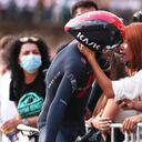 El colombiano Egan Bernal y su novia Maria Fernanda Gutiérrez al término d una etapa en la Vuelta a España