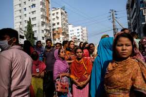 Trabajadores de la confección de Bangladesh se reúnen durante una protesta exigiendo un aumento de sus salarios en Mirpur en Dhaka, Bangladesh, el martes 31 de octubre de 2023. (Foto AP/Mahmud Hossain Opu)
