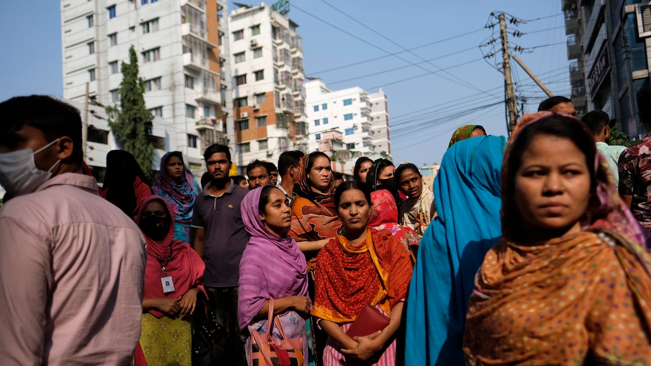Trabajadores de la confección de Bangladesh se reúnen durante una protesta exigiendo un aumento de sus salarios en Mirpur en Dhaka, Bangladesh, el martes 31 de octubre de 2023. (Foto AP/Mahmud Hossain Opu)