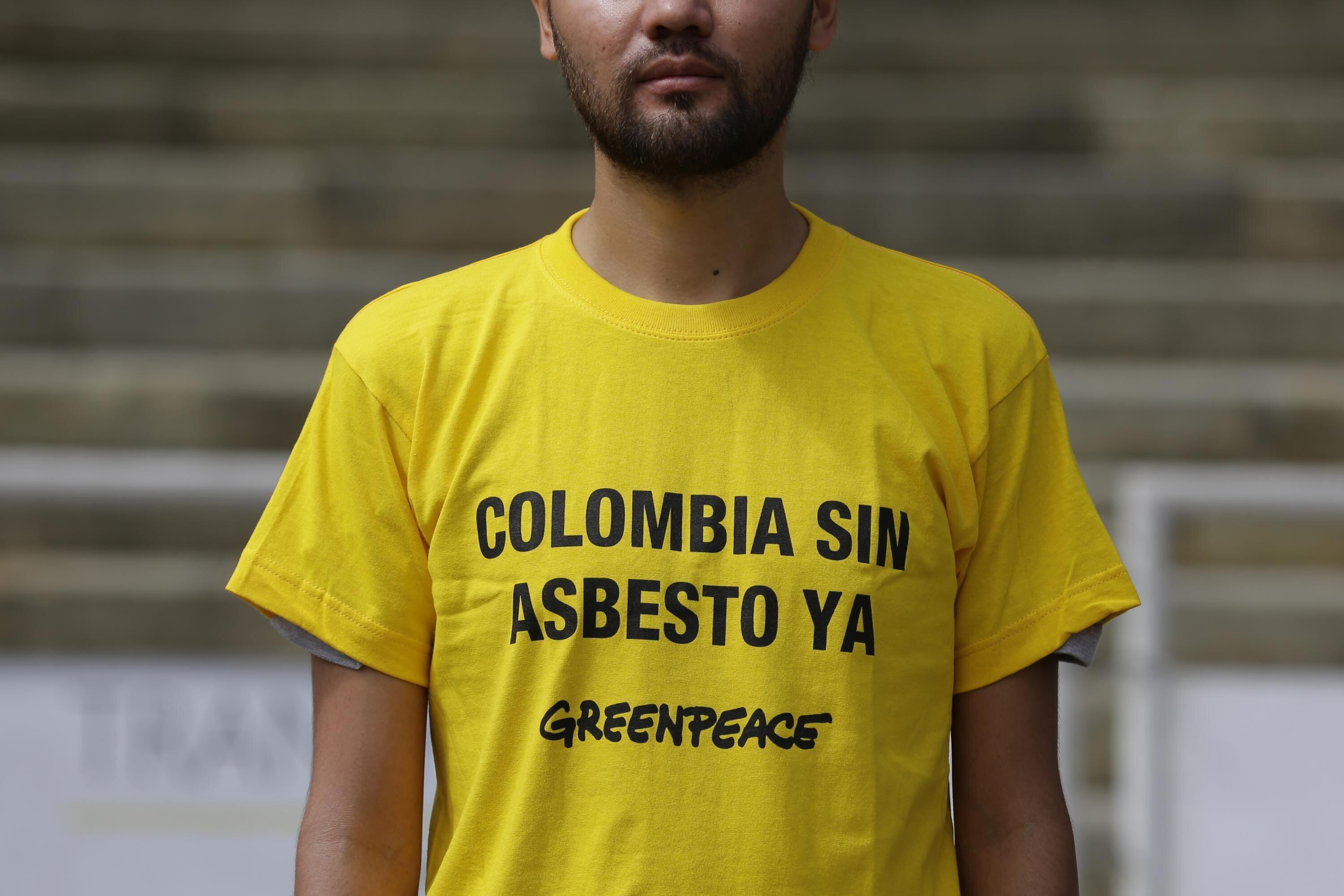 Frente al Congreso de la República, el grupo ecologista Greenpeace, realizó un platón para que el Congreso prohíba el uso de asbesto en el país.