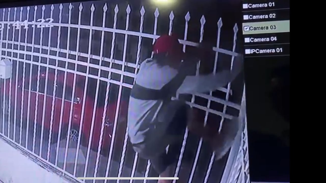 Presunto ladrón ingres a la casa de la víctima y roba su armamento.