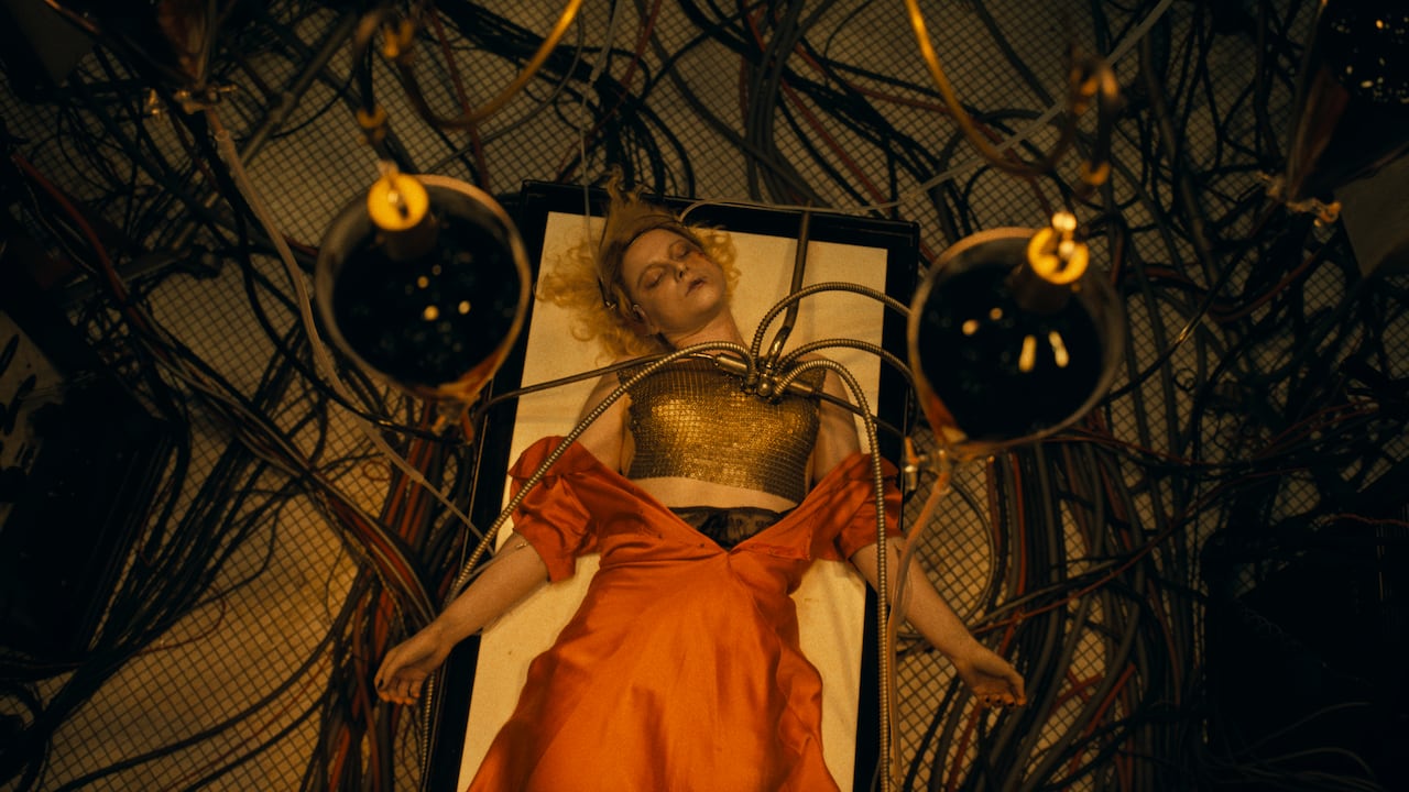 'La novia' de Maggie Gyllenhaal le da un giro inesperado a una historia muy conocida.