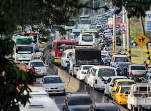 En la vía Cali - Jamundí se presentó tráfico lento durante la mañana. Hubo un par de choques menores, lo que retrasó el alto flujo vehicular en el corredor vial.