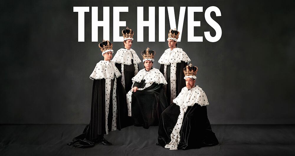The Hives no cose los atuendos, pero sí diseña todo: trajes, escenarios y portadas.