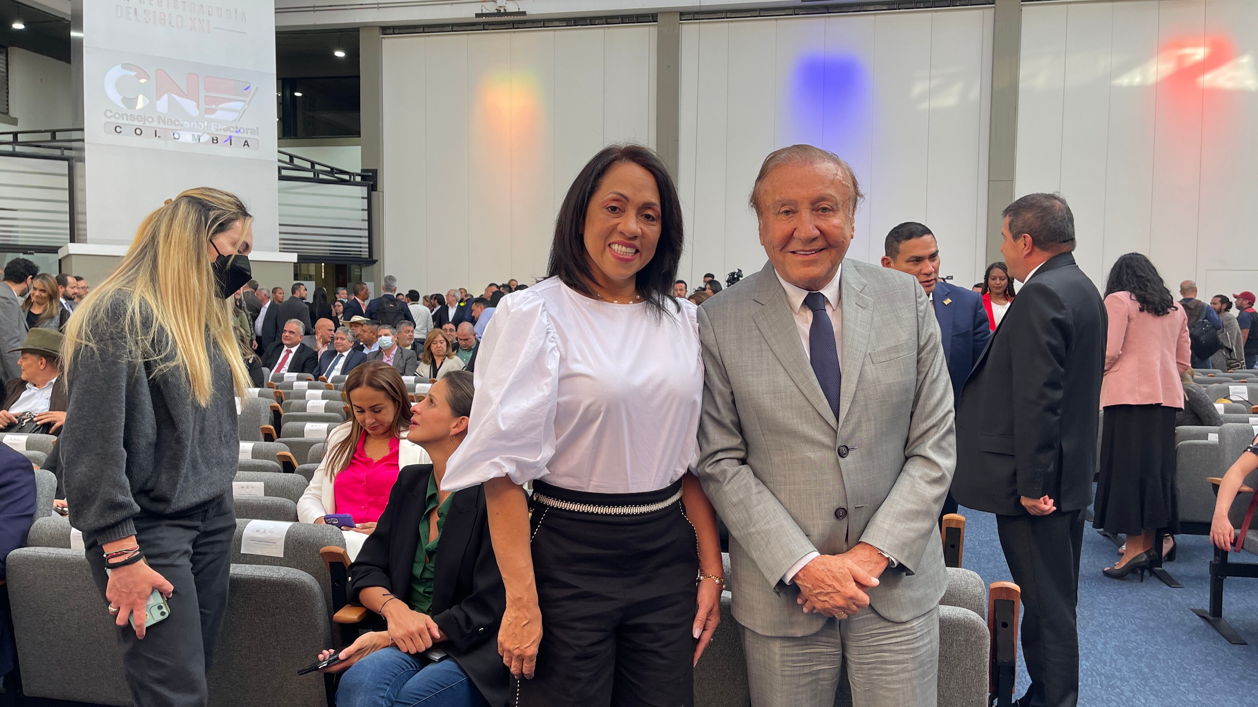 Rodolfo Hernández recibió su credencial como Senador de la República en compañía de su exformula vicepresidencial Marelen Castillo.