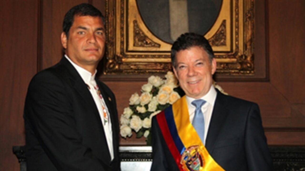 Rafael Correa, presidente de Ecuador, con Juan Manuel Santos, presidente de Colombia, el pasado 7 de agosto en Bogotá.