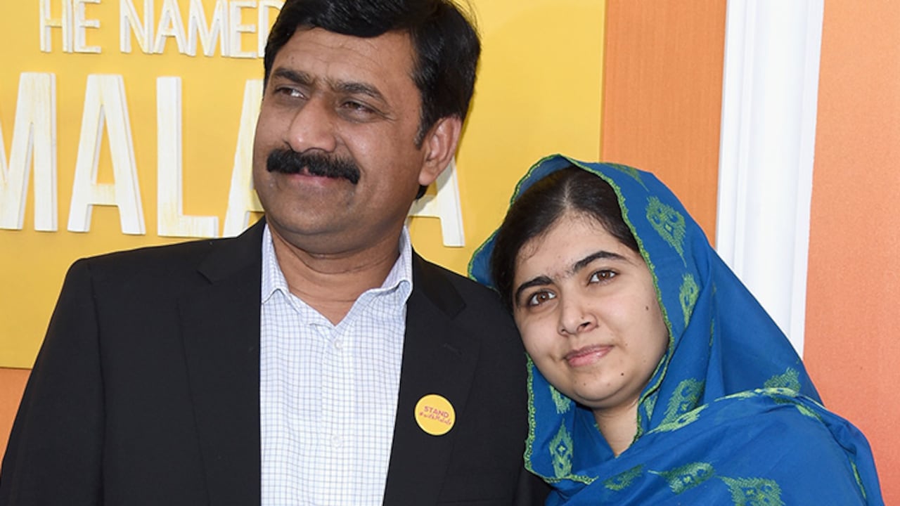 Cuando Malala nació en 1997, el primo de Ziauddin le llevó un árbol genealógico de más de 300 años sin mujeres. Ziauddin sacó un lápiz e incluyó a su hija ante su sorprendido familiar.