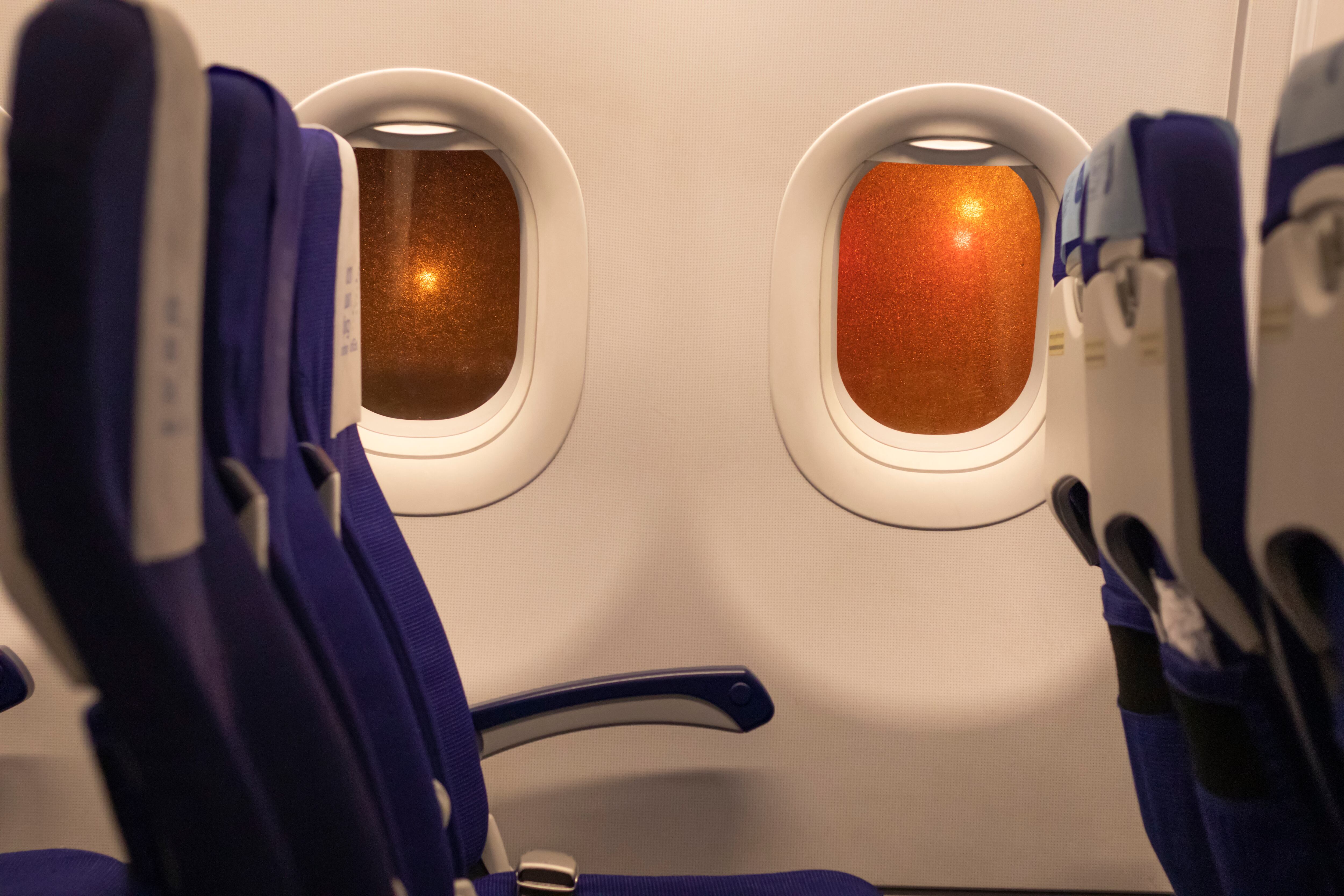 El pasajero fue trasladado a un hospital local para una evaluación médica, ya que se determinó que experimentaba una crisis de salud mental.