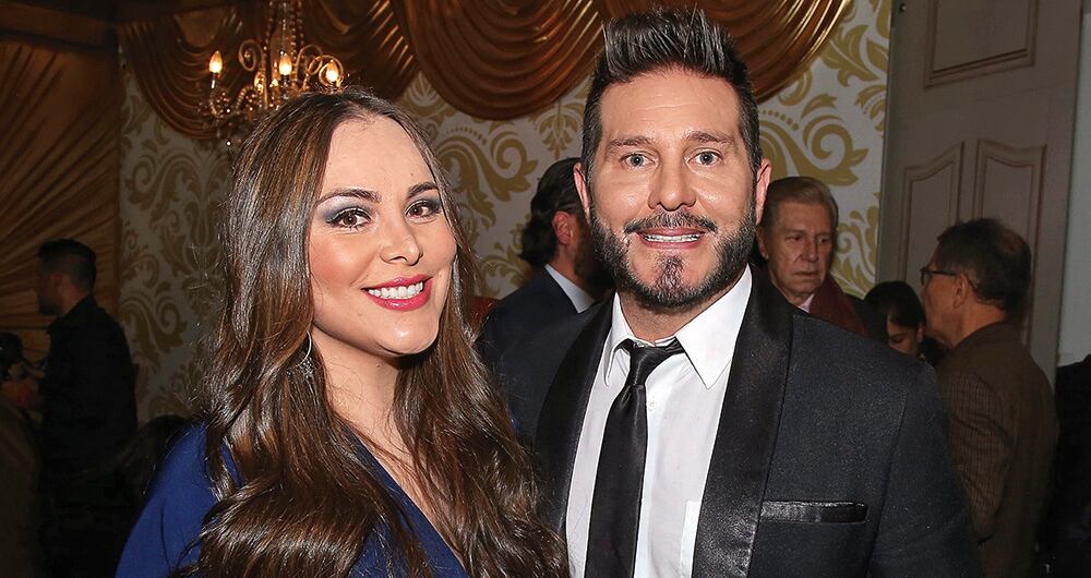 Con su esposa, la cantante Michelle Gutty, quien logró sacarlo de la soltería a los 50 años. 