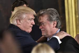 (ARCHIVOS) En esta foto de archivo tomada el 22 de enero de 2017, el presidente de los Estados Unidos, Donald Trump (izq.), Felicita al consejero principal del presidente Stephen Bannon durante la juramentación del personal directivo en el Salón Este de la Casa Blanca en Washington, DC. - El antiguo asesor del expresidente estadounidense Donald Trump, Steve Bannon, fue acusado el 12 de noviembre de 2021 por negarse a testificar ante el comité del Congreso que investiga los disturbios en el Capitolio, anunció el Departamento de Justicia. (Foto de MANDEL NGAN / AFP)
