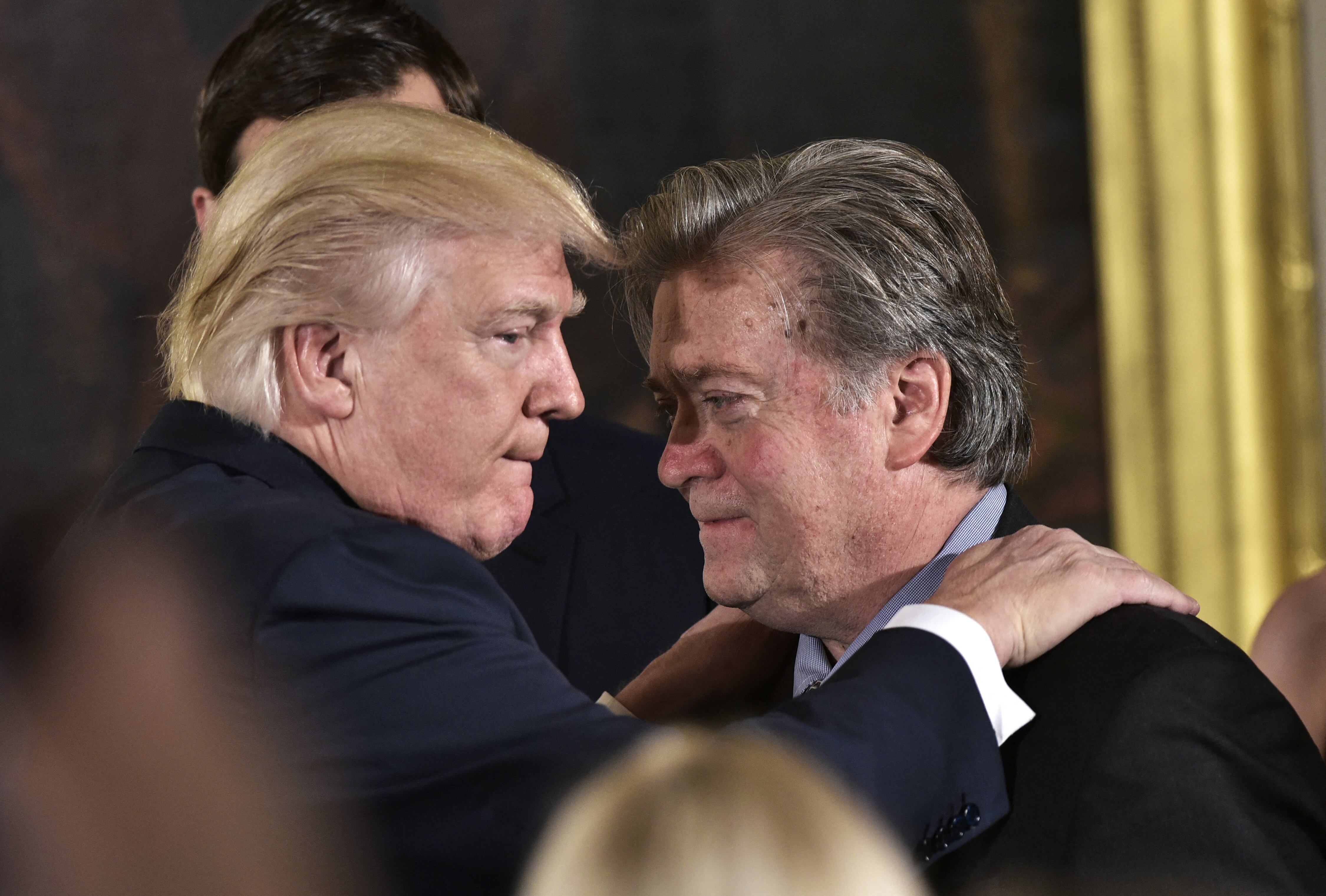 (ARCHIVOS) En esta foto de archivo tomada el 22 de enero de 2017, el presidente de los Estados Unidos, Donald Trump (izq.), Felicita al consejero principal del presidente Stephen Bannon durante la juramentación del personal directivo en el Salón Este de la Casa Blanca en Washington, DC. - El antiguo asesor del expresidente estadounidense Donald Trump, Steve Bannon, fue acusado el 12 de noviembre de 2021 por negarse a testificar ante el comité del Congreso que investiga los disturbios en el Capitolio, anunció el Departamento de Justicia. (Foto de MANDEL NGAN / AFP)