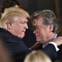 (ARCHIVOS) En esta foto de archivo tomada el 22 de enero de 2017, el presidente de los Estados Unidos, Donald Trump (izq.), Felicita al consejero principal del presidente Stephen Bannon durante la juramentación del personal directivo en el Salón Este de la Casa Blanca en Washington, DC. - El antiguo asesor del expresidente estadounidense Donald Trump, Steve Bannon, fue acusado el 12 de noviembre de 2021 por negarse a testificar ante el comité del Congreso que investiga los disturbios en el Capitolio, anunció el Departamento de Justicia. (Foto de MANDEL NGAN / AFP)