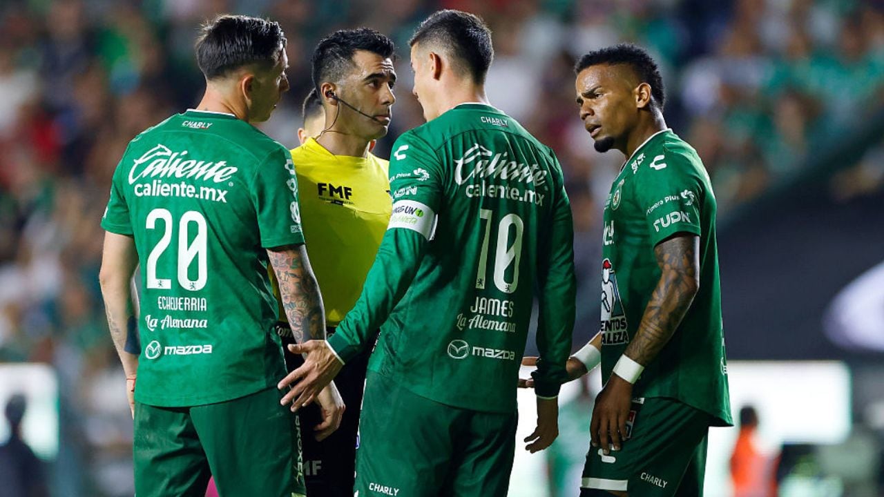 James encarando al árbitro vs. Monterrey.